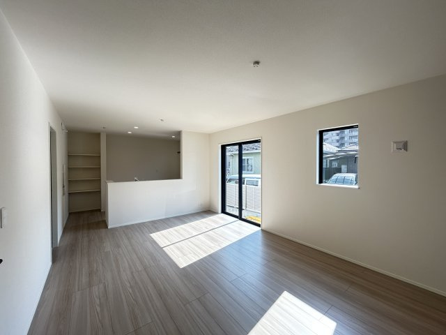 新築　前橋市六供町一丁目25-1期　LIGNAGE　１号棟の居間・リビング|現地写真　16帖の広々リビングはご家族みんなでゆったりくつろげます♪
