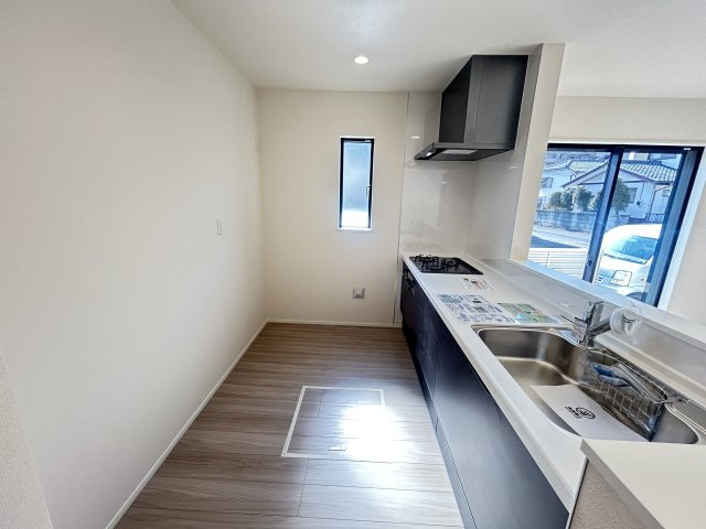 【キッチン】 | 新築　前橋市六供町一丁目25-1期　LIGNAGE　１号棟 | 現地写真　間口2550ｍｍで作業スペースも広々！換気扇も汚れが付きにくくお掃除がし易い設計です。

