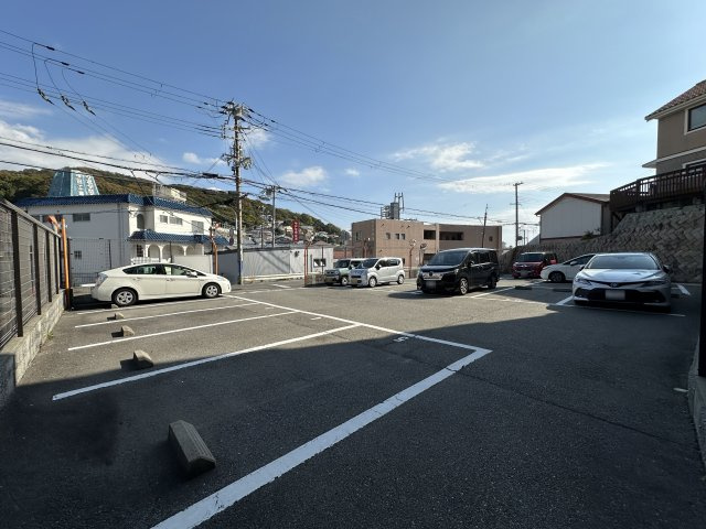 アルファステイツ塩屋駅前ヒルサイドテラスの駐車場