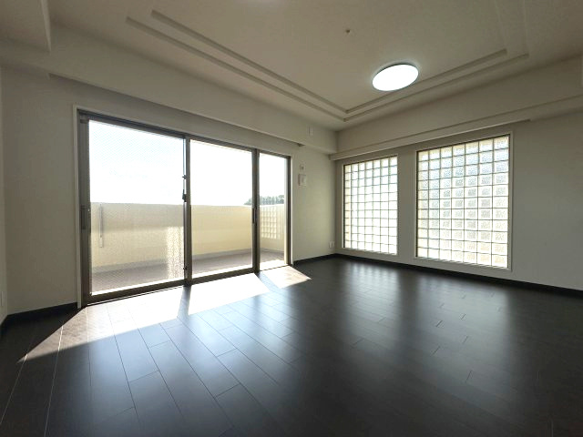 アルファステイツ塩屋駅前ヒルサイドテラスの居間・リビング