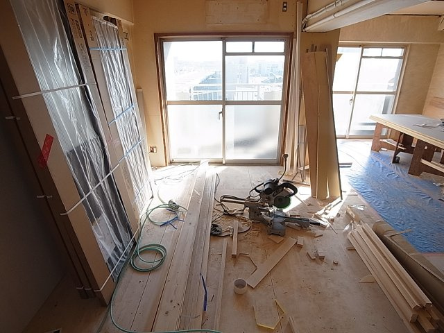 トーカンマンション兵庫島上町の内装|大改装中の洋室5.1帖、各部屋日当たりの良い室内です