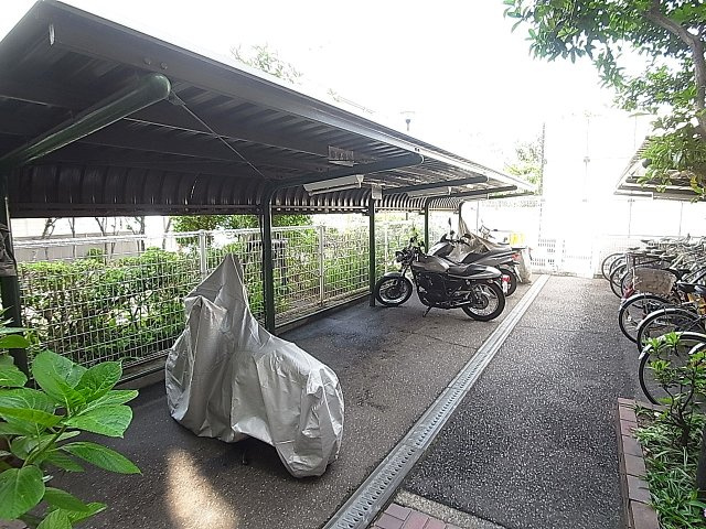 トーカンマンション兵庫島上町のその他共用部分|屋根付きの駐輪スペース