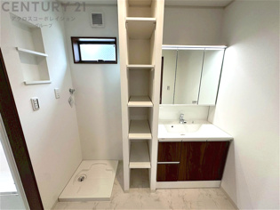 化粧品や洗顔料、歯ブラシなどの必需品をまとめて置ける収納スペースがあり、使用するたびに取り出す手間が省けます。また、水回りのため、濡れても大丈夫な素材が使用されており、お手入れが簡単です。