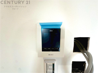 訪問者が来たときにテレビ画面で確認できるため、安心してドアを開けられます。録画機能があるものもあり、留守中に来訪者を記録しておくことができます。利便性が高く、セキュリティ面でも安心です。