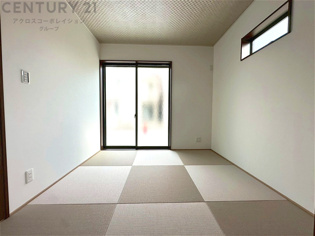 リビング横の和室スペースはリビングと続きで利用してもデザイン性のとれる洋風和室になります。やっぱり一室は欲しい和室は客間や小さなお子様の寝かせ付けなどにも便利です。