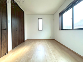 子供部屋…創造性や成長を促す遊びの空間を提供。学習や趣味に集中できる環境を整えます。個別のプライベートスペースは自己表現と自立心を育み、心地よい睡眠環境を整えリラックスできる場所を提供。