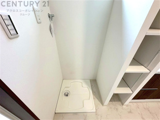 洗濯物の仕分け作業がしやすく、整理整頓が容易になります。洗濯音や湿気を他の部屋に持ち込まず、生活環境を快適に保ちます。上部を活用すれば収納スペースを確保でき洗剤や洗濯用品の整理もしやすくなります。