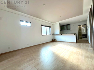 リビングダイニングは家族や友人とのコミュニケーションを楽しむ場所でくつろぎながら食事や会話を楽しめ、多目的に利用できリラックスできる空間です。家庭内の中心として機能し、快適な生活をサポートします。