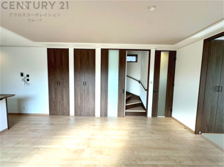 キッチン前のダイニングスペース　カウンターキッチンから料理の受け渡し等に便利です。ダイニングセットを置いても十分な広さを確保。