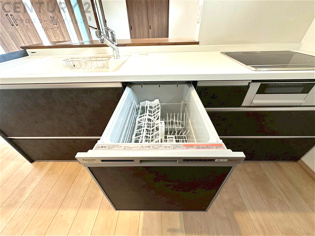 手洗いに比べて時間や労力を節約できることです。また、高温のお湯で洗浄されるため、雑菌や細菌を殺菌する効果もあります。さらに、乾燥機能があるため、手で拭く手間も省け衛生的に保管できます。