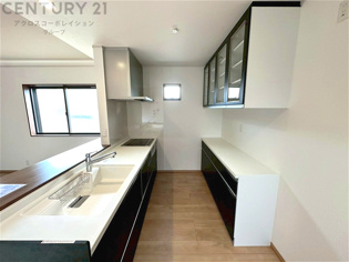 シンプルなデザインと使いやすさを兼ね備えた対面式システムキッチンは、効率的な作業スペースを提供し、家族やゲストとのコミュニケーションを促進します。