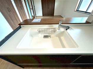 大きなシンクでお鍋などの大きな調理器具を洗う際にも便利です。
