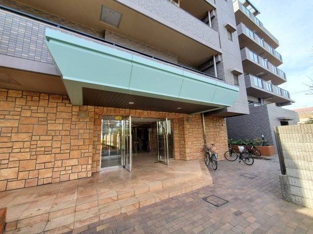 レーベンハイム吉川グランスクエアのエントランス|毎日通るエントランスはこのようになっています