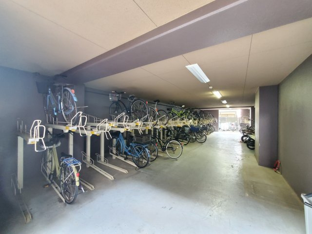 レーベンハイム吉川グランスクエアの駐輪場|屋根付きの駐輪場