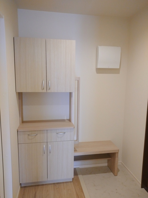 （シニア限定）ヘーベルヴィレッジ大宮の玄関|玄関には靴の脱ぎ履きに便利なベンチ付き