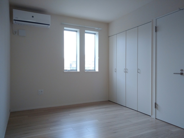 （シニア限定）ヘーベルヴィレッジ大宮の洋室|採光のある洋室・エアコン付き