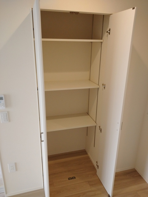 （シニア限定）ヘーベルヴィレッジ大宮の収納|収納：棚板は高さ調節可能