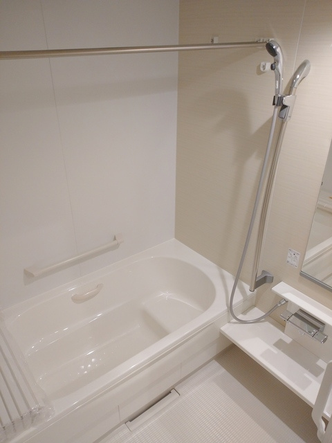 （シニア限定）ヘーベルヴィレッジ大宮の浴室|追焚・乾燥機能付きのバスルーム／緊急通報スイッチ付き