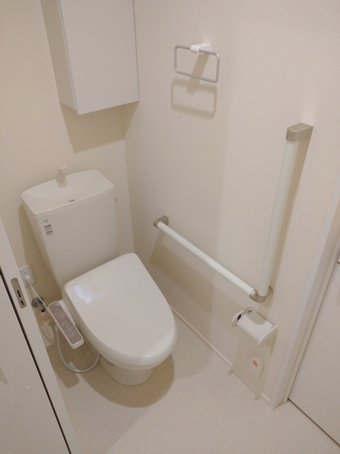 （シニア限定）ヘーベルヴィレッジ大宮のトイレ|洗浄暖房便座付きのトイレ／手すり、緊急通報スイッチ付き