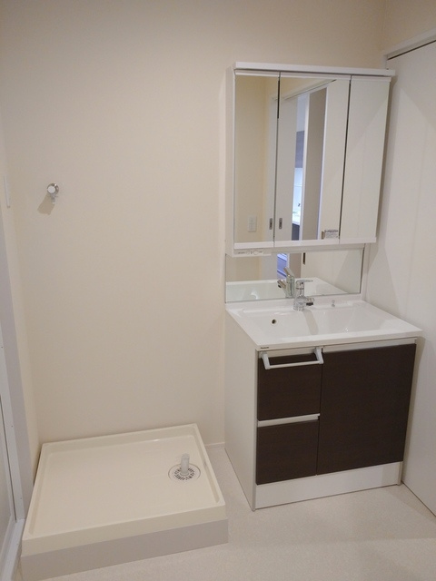 （シニア限定）ヘーベルヴィレッジ大宮の洗面所|３面鏡の独立洗面台、防水パン付きの洗濯機置き場