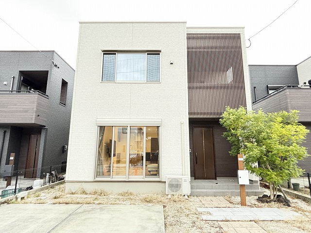 【外観】 | 糸島市神在東２丁目 | タマホーム(株)施工(築４年)、駐車場は３台可能なため、来客時にも困りません◎