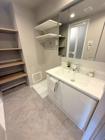 コトー柏の独立洗面台|洗面化粧台/3面鏡で身支度に便利です！