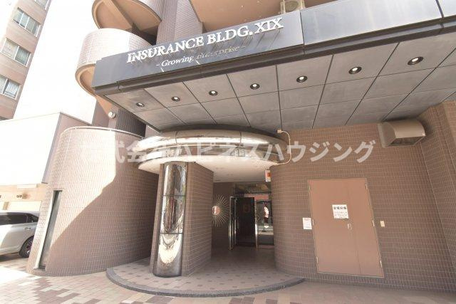 INSURANCE(インシュランス)BLDG.(ビルディング)XIX(ナインティーン)松戸のエントランス