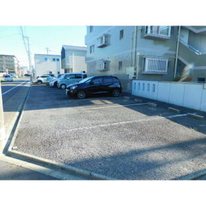 プライメリー岡島の駐車場