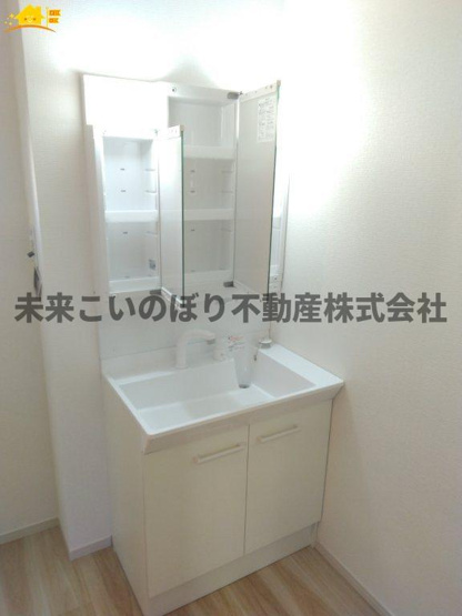 【独立洗面台】 | LIGARE久喜市本町11期 | 鏡の裏は収納になっています。
スッキリ収納ができます！