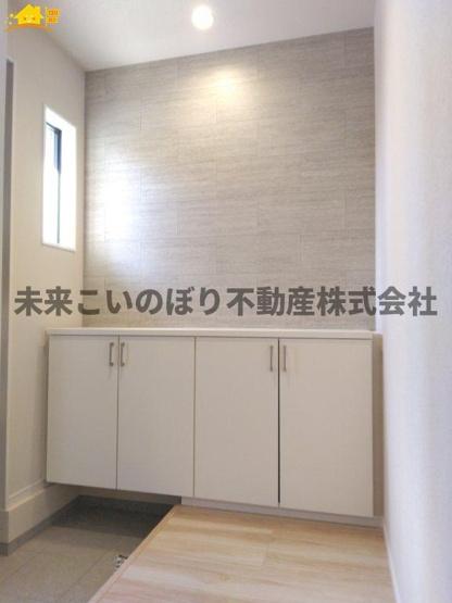 【玄関】 | LIGARE久喜市本町11期 | 内側から見た玄関はとても開放感があり、気持ちよくお出かけができます。
収納もしっかりあるので家族の靴をきちんと片づけておけます。
