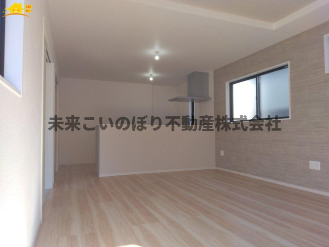 【居間・リビング】 | LIGARE久喜市本町11期 | 解放感のある広々LDKで大切な家族との時間が過ごせます。