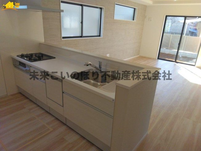 【キッチン】 | LIGARE久喜市本町11期 | 対面キッチンならつくりたてのお料理をすぐに食卓へ♪配膳しながら調理ができるので調理スペースを広く使用でき、作業効率も上がります♪