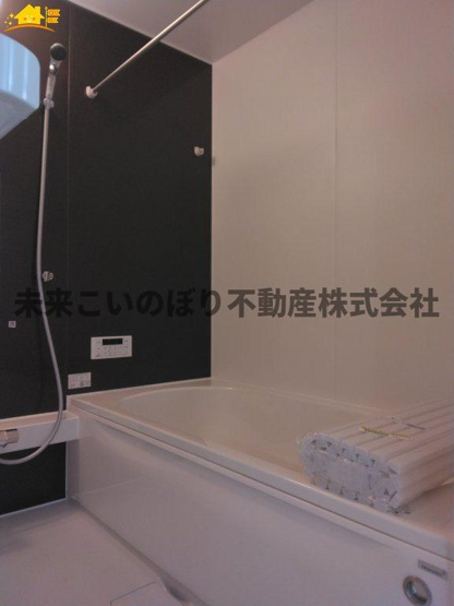 【浴室】 | LIGARE久喜市本町11期 | １坪サイズのバスルーム。浴室換気乾燥機を標準装備。乾きやすい床やお手入れのしやすい排水口など、いつも清潔にご使用いただけます。