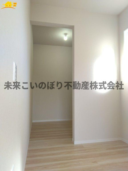 【収納】 | LIGARE久喜市本町11期 | たくさん収納可能なウォークインクローゼットがあるので、収納家具を置かずにお部屋がスッキリ！