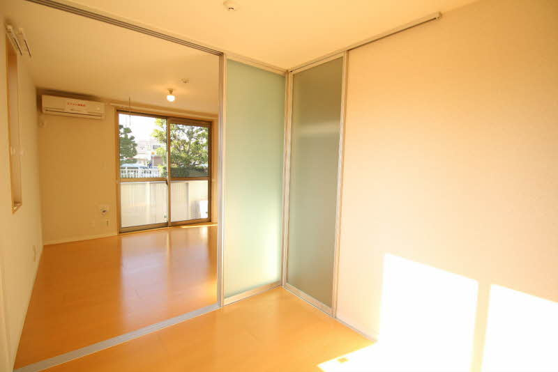 アルコイリス等々力の洋室|お部屋を広く使えるスライドドア♪