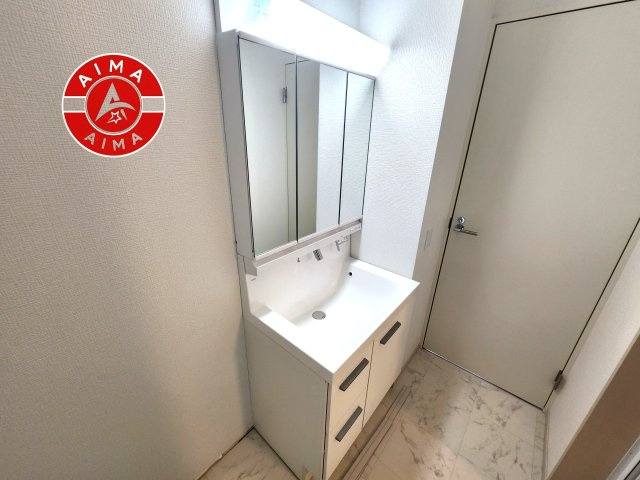福岡市中央区港3丁目第1-1棟（1号棟）の独立洗面台|毎日使うものだから清潔な空間を保ちたい水回り。洗面にはそんな願いを解消させてくれる収納アイデアが満載です。三面鏡の裏側にはキャビネットが現れ小物から背の高い物まで収納できます。