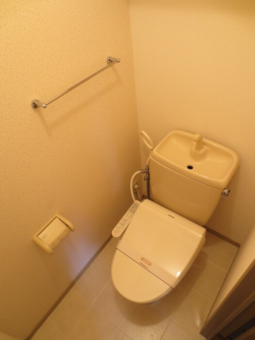 ファミール小春の里 A棟のトイレ|Ａ202 温水洗浄暖房便座トイレ
