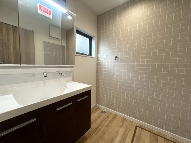 ～海の風感じるこの場所で～西柴2丁目新築戸建ての独立洗面台|朝の支度にも助かる、独立の洗髪洗面化粧台