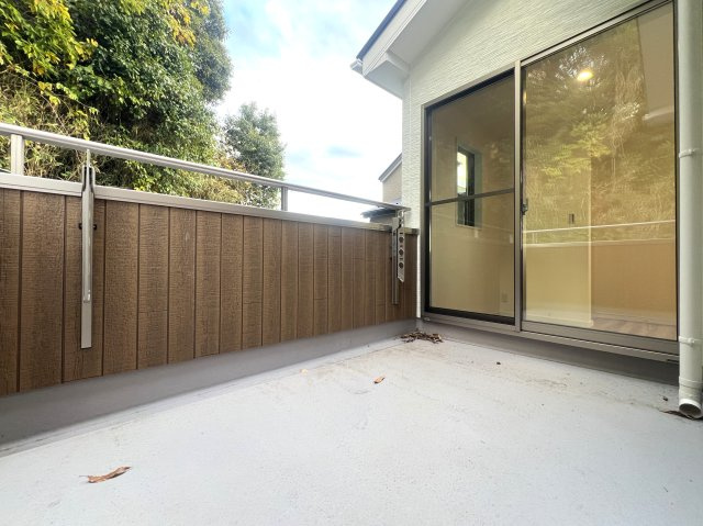 ～海の風感じるこの場所で～西柴2丁目新築戸建てのバルコニー|お洗濯にも便利なバルコニー付き