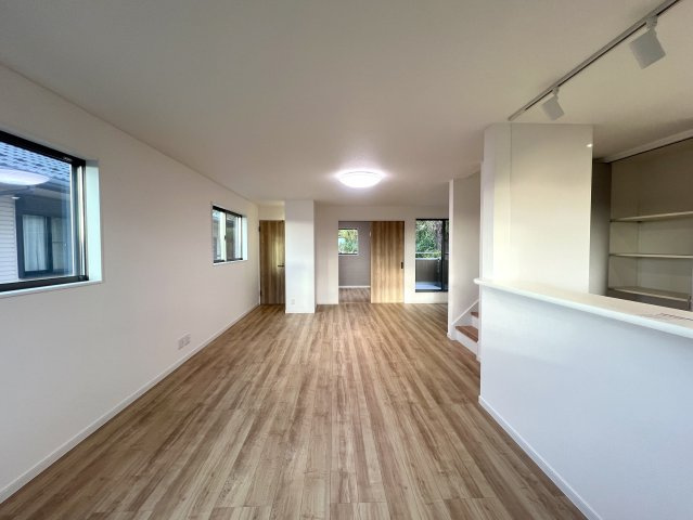 ～海の風感じるこの場所で～西柴2丁目新築戸建ての居間・リビング|おしゃれなリビングです