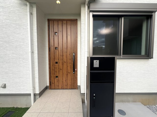 ～海の風感じるこの場所で～西柴2丁目新築戸建ての玄関|明るい玄関です