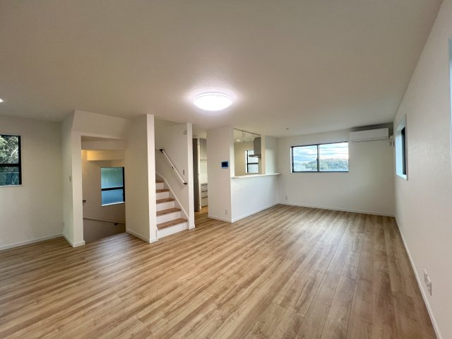 ～海の風感じるこの場所で～西柴2丁目新築戸建ての居間・リビング|ゆったりとしたリビングです