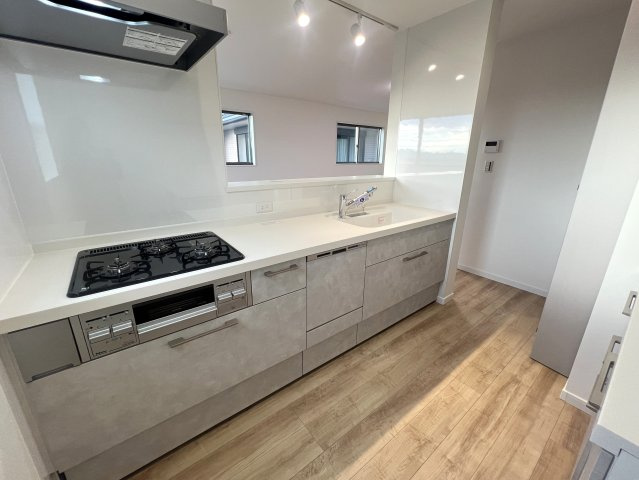 ～海の風感じるこの場所で～西柴2丁目新築戸建てのキッチン|キッチンでお料理をお楽しみください