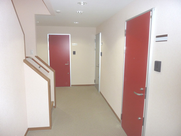 エルメゾン菅野のエントランス|内廊下なので女性でも安心♪もちろんオートロック付です！