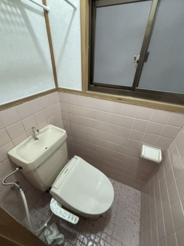 津田東町戸建てのトイレ