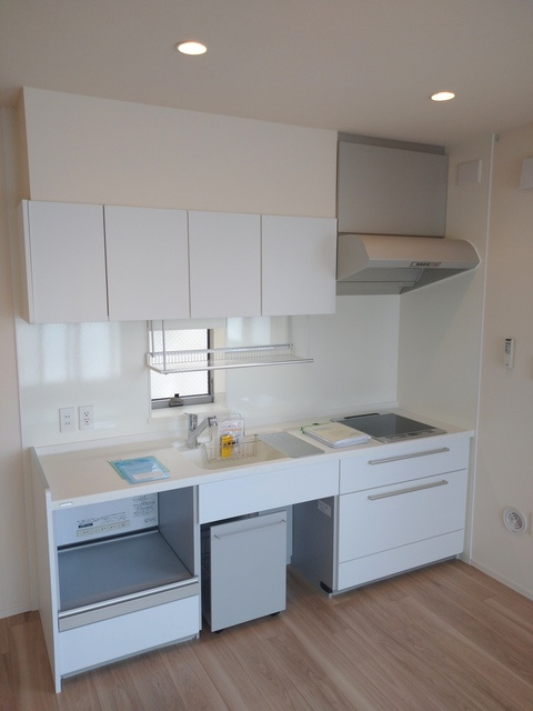 （シニア限定）ヘーベルVillage元住吉弐番館のキッチン|を使わないＩＨコンロ付きシステムキッチン・明るい小窓付き