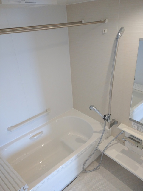 （シニア限定）ヘーベルVillage元住吉弐番館の浴室|追焚・乾燥機能付きのバスルーム付き／緊急通報ボタンあり