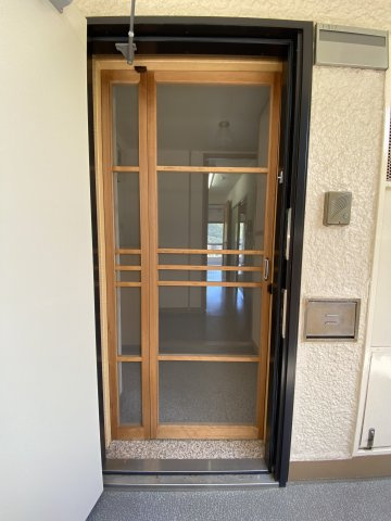 湯河原サニーハイツ1号館の玄関|網戸付き