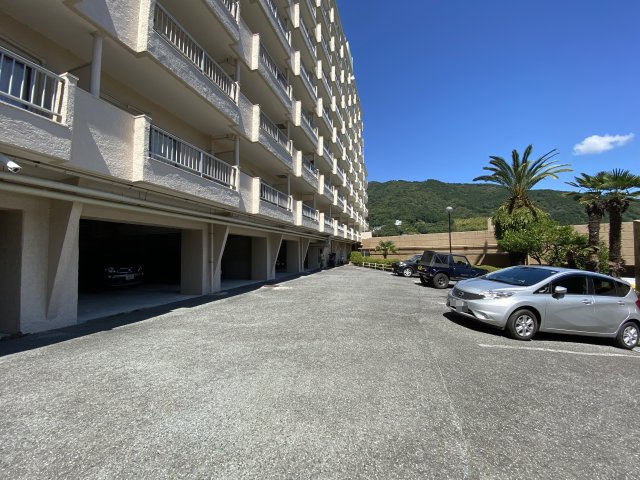 湯河原サニーハイツ1号館の駐車場