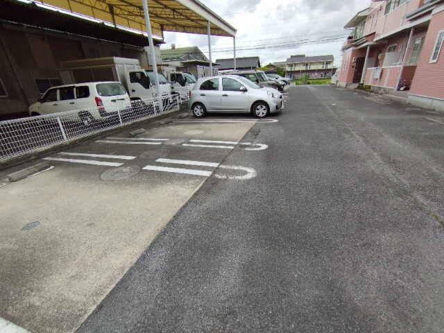 サンパレス薬師の駐車場